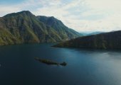 Insel der Ruhe in Lake Komani