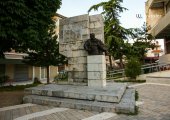 Monument bei einer Fußgängerzone bei Korça