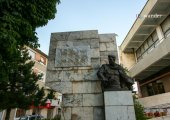 Monument bei einer Fußgängerzone bei Korça