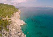 Felsen und Vegetation an der ionischen Küste von Gjipe