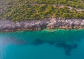 Felsen und Vegetation an der ionischen Küste von Gjipe