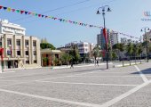 Fußgängerzone vor dem Rathaus von Lezha